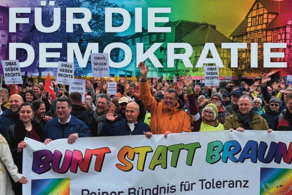 Ein in Regenbogenfarben eingefärbtes Foto zeigt viele Protestierende mit einem Transparent: Bunt statt Braun. Peiner Bündnis für Toleranz.